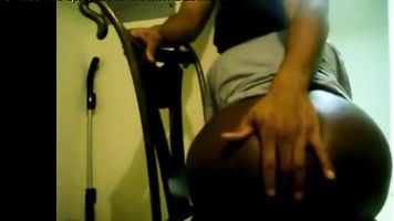 FINGERING UR MOMS ASS WHILE SHE SWALLOWS MY THICK LOAD