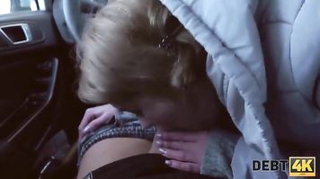 DEBT4k. La chica tiene un préstamo, ¿por qué le pide a un extraño que lo cubra por sexo?