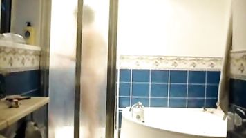 Finally I caught my mum fully nude in bath room