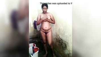 Kerala aunty bathing