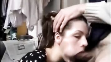 Teen deepthroating an huge cock gag blowjob